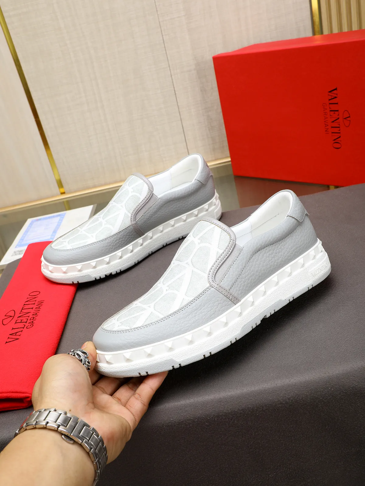Men's shoes 💰440 Valentino "VALENTINO" hot sale ❤️ Counters ship at the same time 1:1 👏 Imported cowhide + waterproof fabric + leather lining 🐂 Casual fashion shoes Exquisite workmanship Original original outsole 38-44 (45 customized, non-refundable)